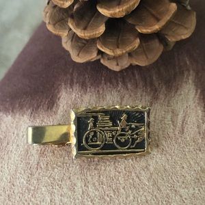 Vintage men’s gold Thailand carriage tie bar clip
